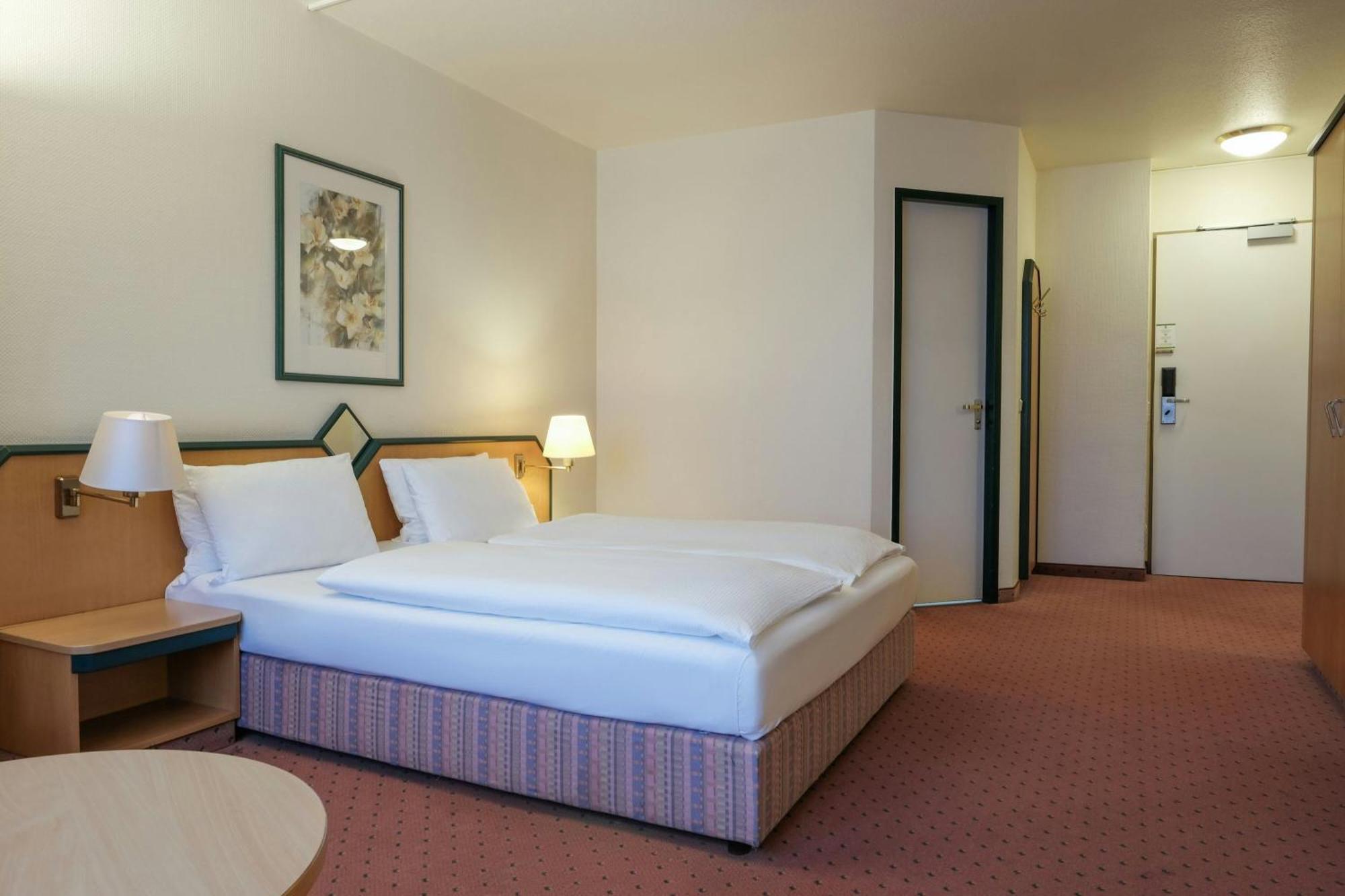 Four Centre Hotel 4*