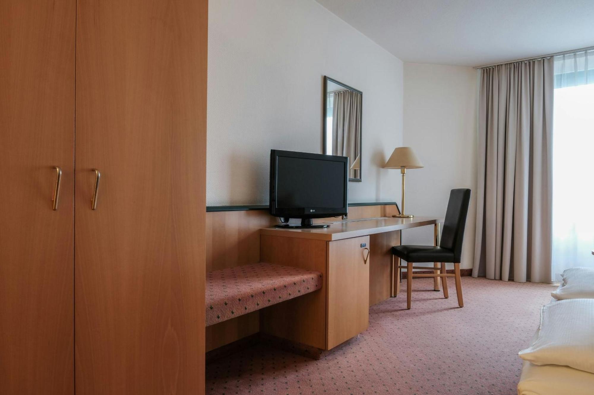 Four Centre Hotel 4*